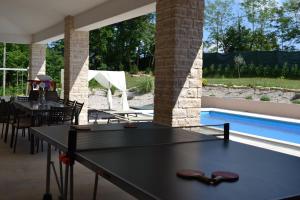 Piscina de la sau aproape de Istrische Villa Happy House +29 fotografii