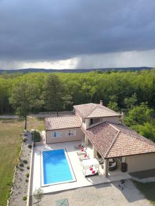 Piscina de la sau aproape de Istrische Villa Happy House