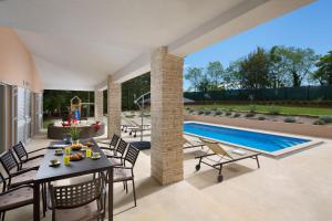 Piscina de la sau aproape de Istrische Villa Happy House