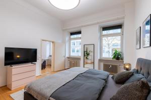 Una televisión o centro de entretenimiento en Modern apartment in a central location