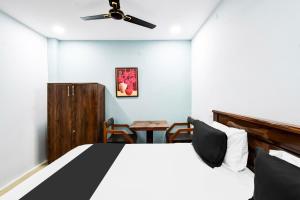 Ένα ή περισσότερα κρεβάτια σε δωμάτιο στο Hotel O ROYAL KAKATIYA +27 φωτογραφίες