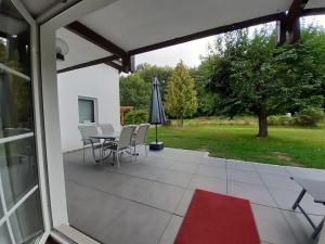 un patio avec une table et un parasol dans l'établissement Fewo Stricker 31, à Walkenried