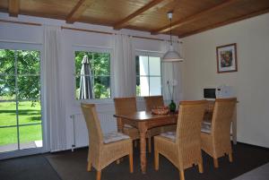 une salle à manger avec une table et des chaises en bois dans l'établissement Fewo Stricker 31, à Walkenried