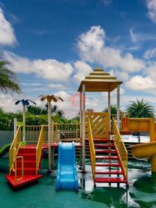 Jombang-kulonにあるStrategic Akasa 1BR Apt BSD W Pool & Gymのプール(遊び場、スライダー、ウォーターパーク付)