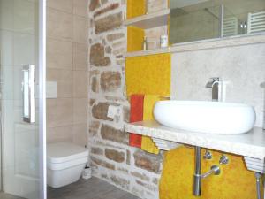 Vannituba majutusasutuses Ferienhaus Mit Beheiztem Pool Und Meerblick