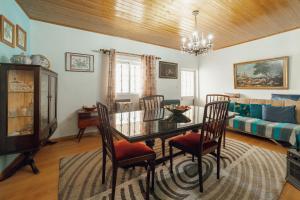 un salon avec une table, des chaises et un canapé dans l'établissement Casa do Malhadinhas - Vacationy, à Vila Nova de Paiva