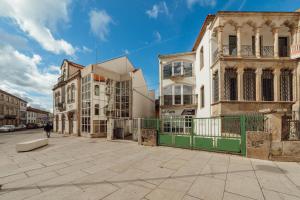 Un bâtiment est en construction dans une rue de la ville. dans l'établissement Casa do Malhadinhas - Vacationy, à Vila Nova de Paiva