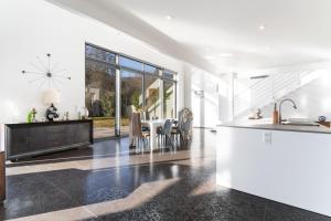 苏茨马特Modern and spacious villa的厨房以及带餐桌的用餐室。