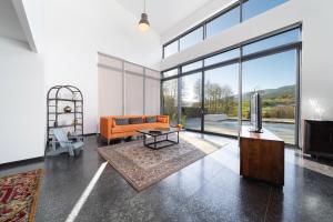 苏茨马特Modern and spacious villa的客厅配有橙色沙发和电视