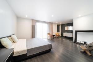 苏茨马特Modern and spacious villa的一间带大床的卧室和一间客厅 更多24张照片