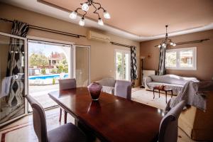 Postel nebo postele na pokoji v ubytování Rahes Villa with private swimming pool