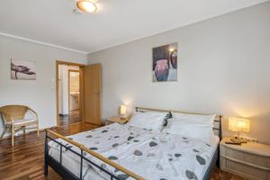 une chambre avec un lit, une table et une chaise dans l'établissement Ferienwohnung Mit Balkon Und Schönem Moselblick, à Schleich