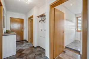 un couloir d'une maison avec une douche et des toilettes dans l'établissement Ferienwohnung Mit Balkon Und Schönem Moselblick, à Schleich