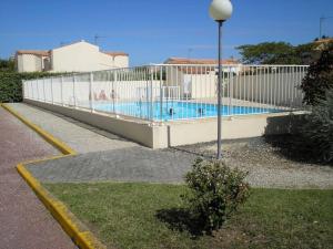 ein weißer Zaun neben einem Pool in der Unterkunft Maison 6 couchages près de la plage à Saint-Denis-d'Oléron - FR-1-246A-196 in Saint-Denis-dʼOléron