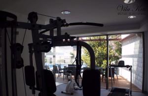 una sala con palestra con sedie e tavolo di Helle Studio Ferienwohnung Mit Sonnenbalkon a Splitska Altre 32 foto