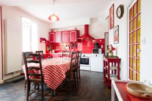 Kuchyň nebo kuchyňský kout v ubytování Le Dérochoir - Avec jardin