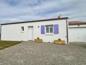 Maison blanche avec volets violets dans l'établissement Maison neuve 3 pièces calme sur Oléron proche plage et commerces - FR-1-246A-298, à Dolus-d'Oléron