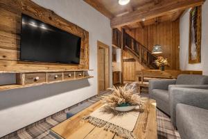 Una sala de estar con un televisor de pantalla plana en una pared. en Hotel Roklina, en Hrabušice