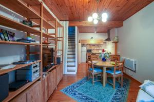 une cuisine et une salle à manger avec une table et des chaises dans l'établissement La Maison de Julie - Proche Sites Historique, à Septfonds