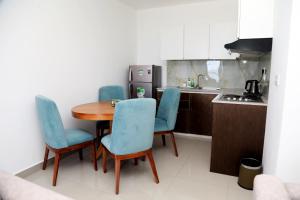 Η κουζίνα ή μικρή κουζίνα στο Ocean Breeze Negombo by Wavelet360