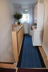 Zimmer mit einer Treppe und einem blauen Teppich in der Unterkunft Modern ausgestattetes Ferienhaus mit vier Sternen zertifiziert und mit einer eigenen Terrasse in Zainingen
