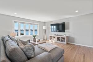 Μια τηλεόραση ή/και κέντρο ψυχαγωγίας στο 4BR Open Concept · Sunset View · Pool Near Ocean