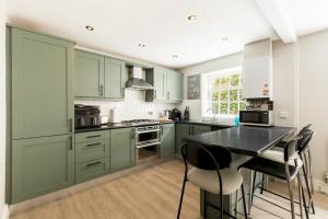 Köök või kööginurk majutusasutuses Spacious Modern 2 Bed Apartment with Parking - Pass the Keys