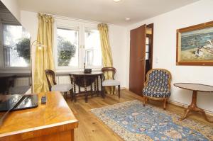 a living room with a table and chairs at Landhaus Lietzow Haus Cottage Garden in Lietzow