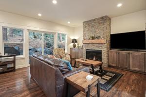 ein Wohnzimmer mit Couch und Kamin in der Unterkunft Trails End Retreat in Bend