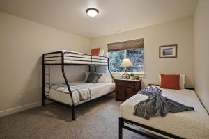 ein Schlafzimmer mit zwei Etagenbetten und einem Fenster in der Unterkunft Trails End Retreat in Bend