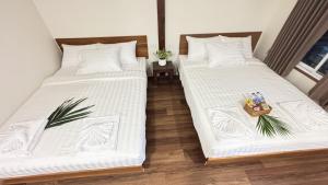 two beds sitting next to each other in a room at Cha homestay in Phanom +11 photos