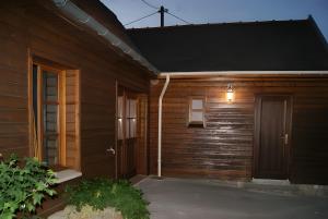 ein Holzhaus mit einer Tür und einer Veranda in der Unterkunft Gite 5 Pers proche Wimereux in Belle-et-Houllefort + 14 Fotos