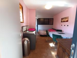 una habitación con un dormitorio con una cama y una mesa en Gite 5 Pers proche Wimereux, en Belle-et-Houllefort