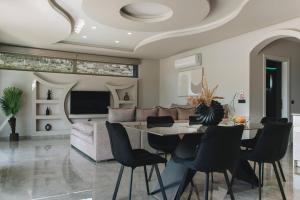 TV a/nebo společenská místnost v ubytování Mat Luxury Villa