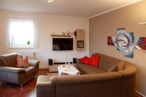 ein Wohnzimmer mit zwei Sofas und einem Tisch in der Unterkunft Ferienwohnung für 6 Personen  1 Kind ca 85 m in Fleeth, Mecklenburg-Vorpommern Mecklenburgische Seenplatte in Mirow