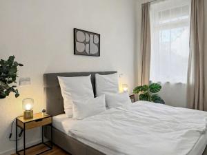 Voodi või voodid majutusasutuse Stuck-Denkmal-Apartment zentral in Krefeld mit hohen Decken toas