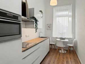 Köök või kööginurk majutusasutuses Stuck-Denkmal-Apartment zentral in Krefeld mit hohen Decken