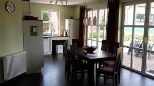 une cuisine et une salle à manger avec une table et des chaises dans l'établissement Ferienhaus Tante Waltraut In Garz Auf Usedom, à Garz 8 autres photos