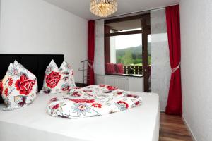 Postel nebo postele na pokoji v ubytování Tolles Appartement Mit Pool In Schluchsee