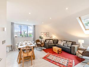ein Wohnzimmer mit Sofa und Tisch in der Unterkunft The Loft At St John's in York