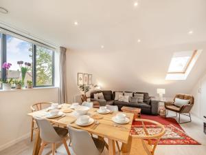 ein Wohnzimmer mit Tisch und Couch in der Unterkunft The Loft At St John's in York