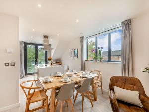 ein Esszimmer mit Tisch und Stühlen in der Unterkunft The Loft At St John's in York + 27 Fotos