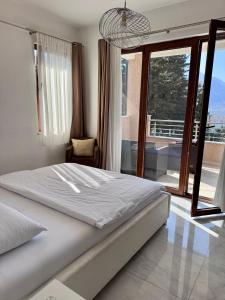 une chambre avec un lit et une grande fenêtre dans l'établissement Bocche di Cattaro Apartments, à Kotor 146 autres photos