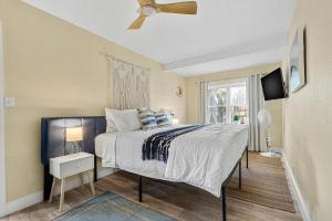 Ένα ή περισσότερα κρεβάτια σε δωμάτιο στο Covare #5 - Walk to St Pete Beach & Restaurants! +10 φωτογραφίες