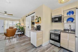 Η κουζίνα ή μικρή κουζίνα στο Covare #5 - Walk to St Pete Beach & Restaurants!