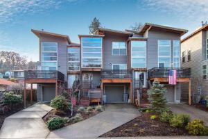 un grand immeuble d'appartements avec des balcons dans l'établissement Urban Loft 30 day minimum, à Hood River