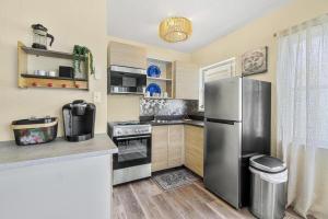 Η κουζίνα ή μικρή κουζίνα στο Covare #5 - Walk to St Pete Beach & Restaurants!