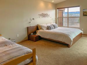 une chambre avec deux lits et une fenêtre dans l'établissement Urban Loft 30 day minimum, à Hood River