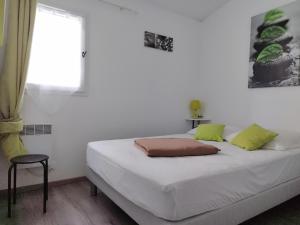 Ένα ή περισσότερα κρεβάτια σε δωμάτιο στο Le Petit Port du Loiron 17 Charente Maritime