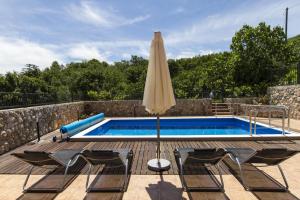 Bazén v ubytování Geräumiges Ferienhaus In Brseč Mit Privatem Pool nebo v jeho okolí